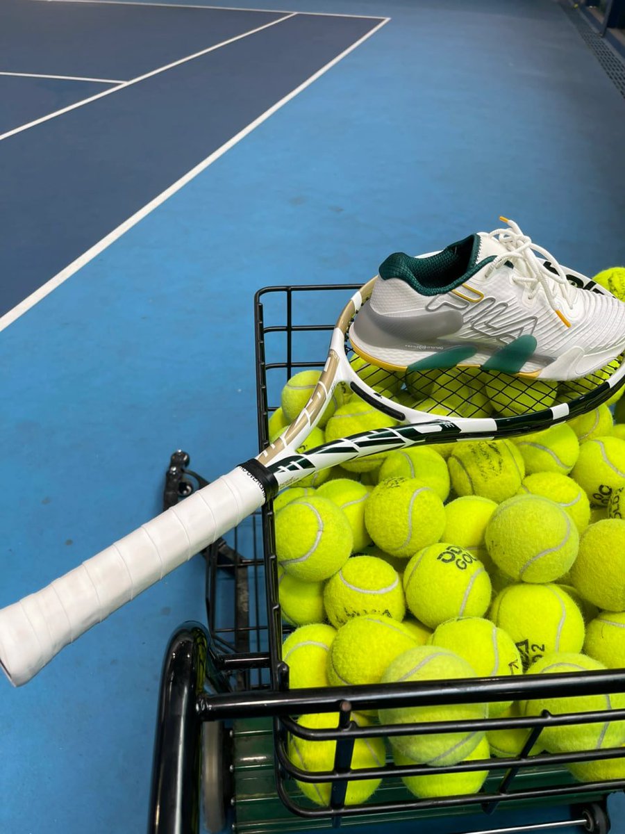 🥰 Nice court today 😎 Weekly tennis practice 😅 Of course you can't miss it 😊 Find a sport you like 💗 Then keep practicing 💪🏻