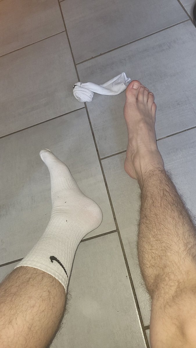 maitreshiincash's tweet photo. Viens à mes pied. Je te détruit ton cerveau, je te formate en distributeur virtuel sale chinne ! https://t.co/NfTYGpiZqa