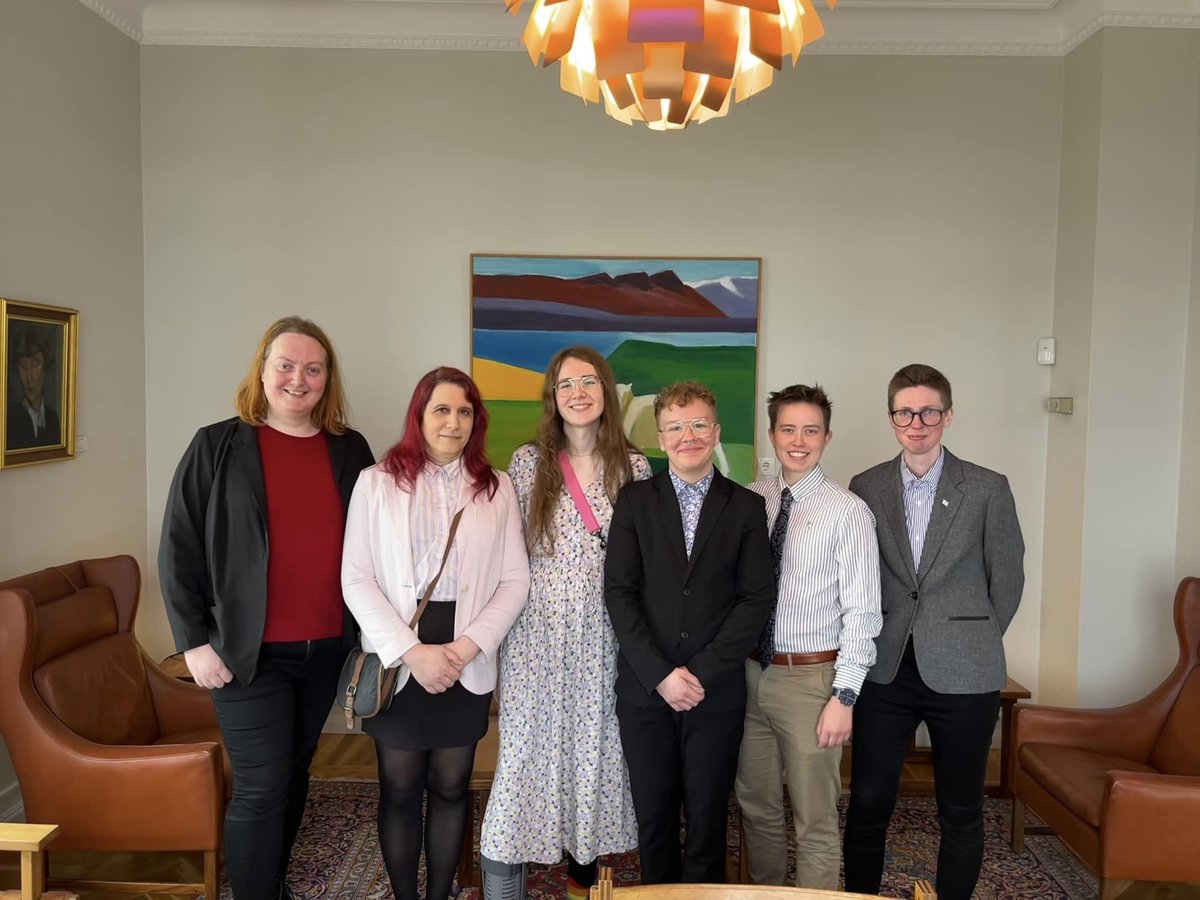 Í dag hlaut Trans Ísland Mannréttindaverðlaun Reykjavíkurborgar 2023 fyrir störf í þágu trans fólks.
Við erum afar þakklát og lítum á verðlaunin sem mikilvæga viðurkenningu á tilverurétti trans fólks og því að við megum og eigum að taka pláss í samfélaginu. 🏳️‍⚧️