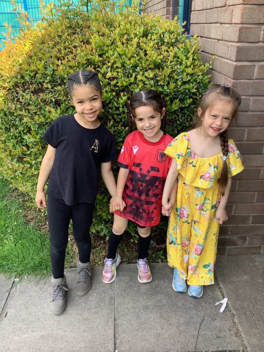 Today we've had a wonderful time celebrating everyone’s cultures. The day was spent exploring artists from around the world and creating pieces inspired by them. The children were invited to wear clothing to represent their culture.