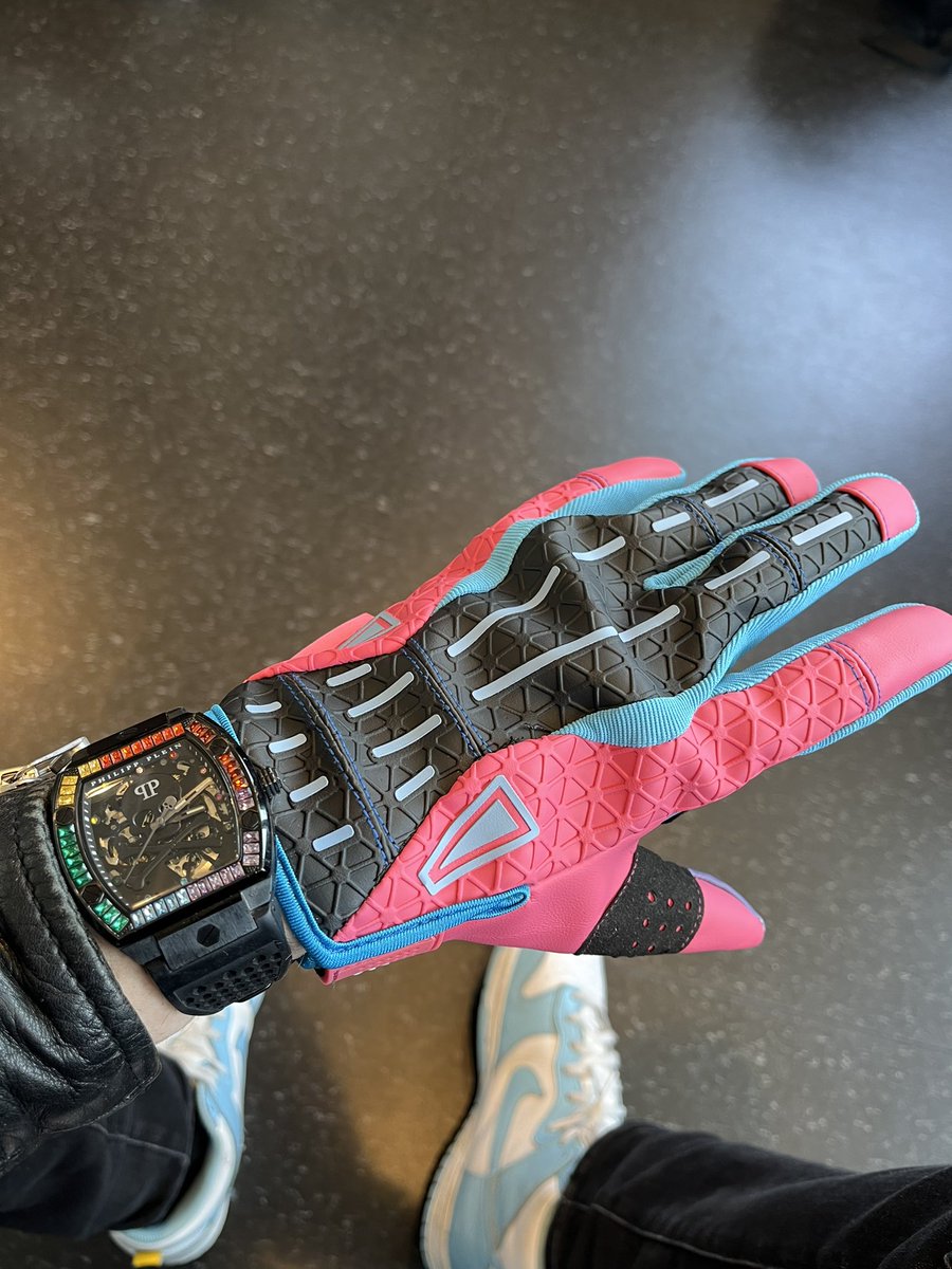 Got these awesome Vice gloves from <a href="/Csgo_gloves/">csgogloves</a>!
They feel &amp; look so awesome!

Shoutout to <a href="/n8ncs/">n8n - Buying skins</a> @csgomajor!

#CSGO #BLASTMajor #Paris #valve #counteroffensive