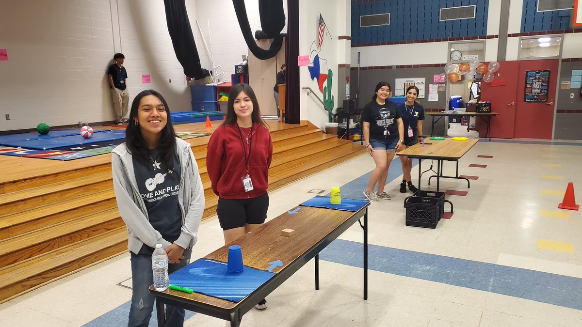 BCE_PE's tweet photo. We're ready for #FieldDay2023! Thank you to the @northbrookhigh honor society kiddos for helping us this morning! https://t.co/uOANi7z1xC