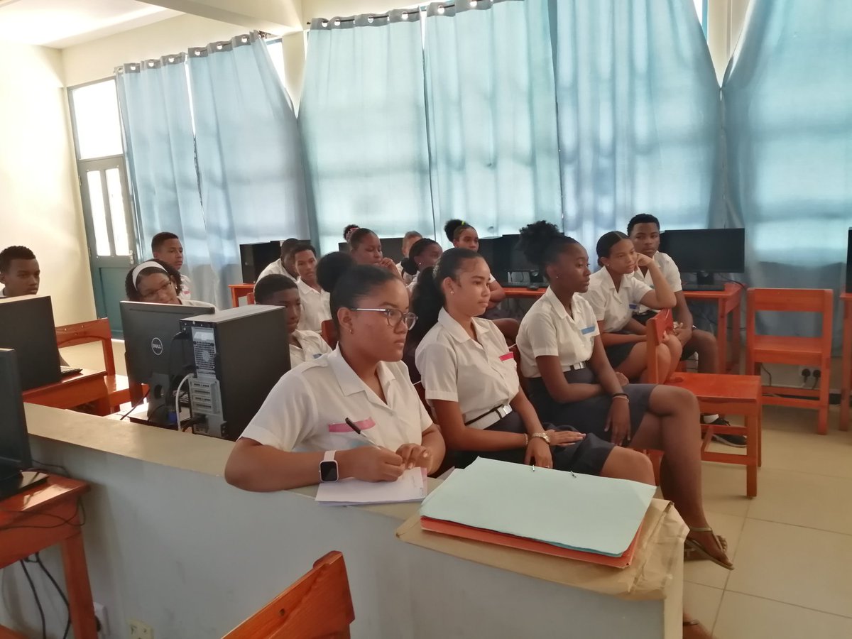 SeyBlue students follow interactive virtual by SIF about the endangered #DUGONG in Seychelles #ALDABRA survey and observations https://t.co/9d17r0No04