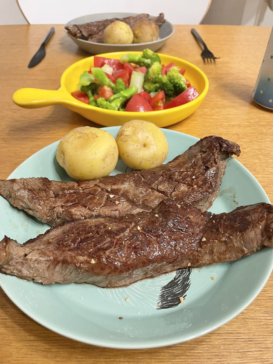 1週間を頑張った自分たちに😭😭✨️ カイノミステーキに新じゃがとサラダ🥩🥔🥗✨️ あーーーお肉うま！！！✨️