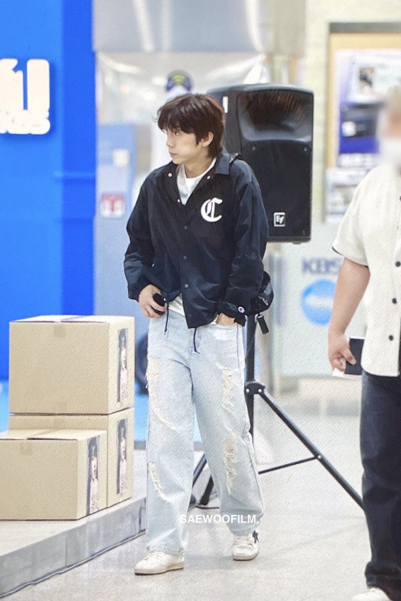 saewoofilm_WY's tweet photo. 230519 퇴근 #2PM #장우영 #우영 #WOOYOUNG https://t.co/cv6aUBKy4e