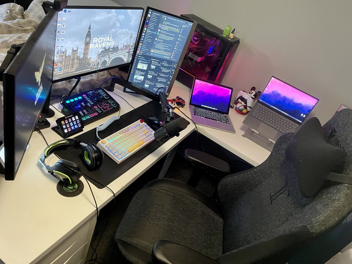 BusyBuilds's tweet photo. HAPPY FRIDAY GAMERS!!! 🎮🕹️

Everyone loves a desk setup picture, so show us your setup below! 🖥️💻 https://t.co/vq6ztajFQl