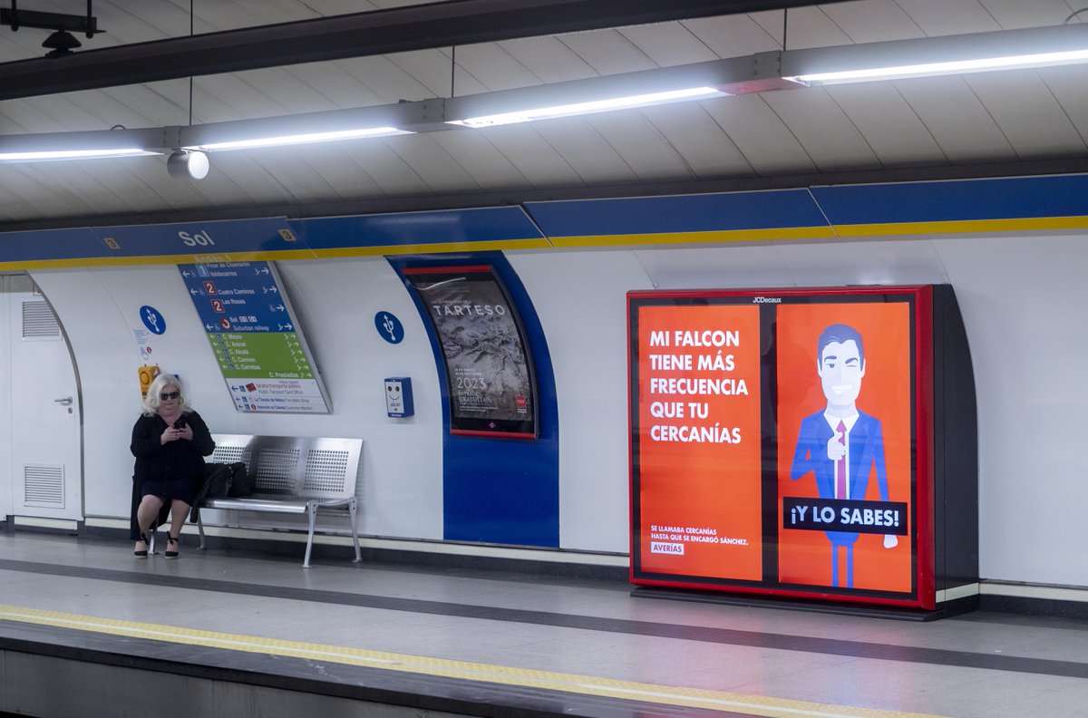 europapress's tweet photo. "Yo en mi Falcon, tú en mi Cercanías". Estos son los carteles que han aparecido en el Metro de Madrid criticando que el presidente use la aeronave. El PSOE lo ha recurrido ante la Junta Electoral y se desconoce quién está detrás https://t.co/c9flRbgnFn https://t.co/tLeIK6vkKH