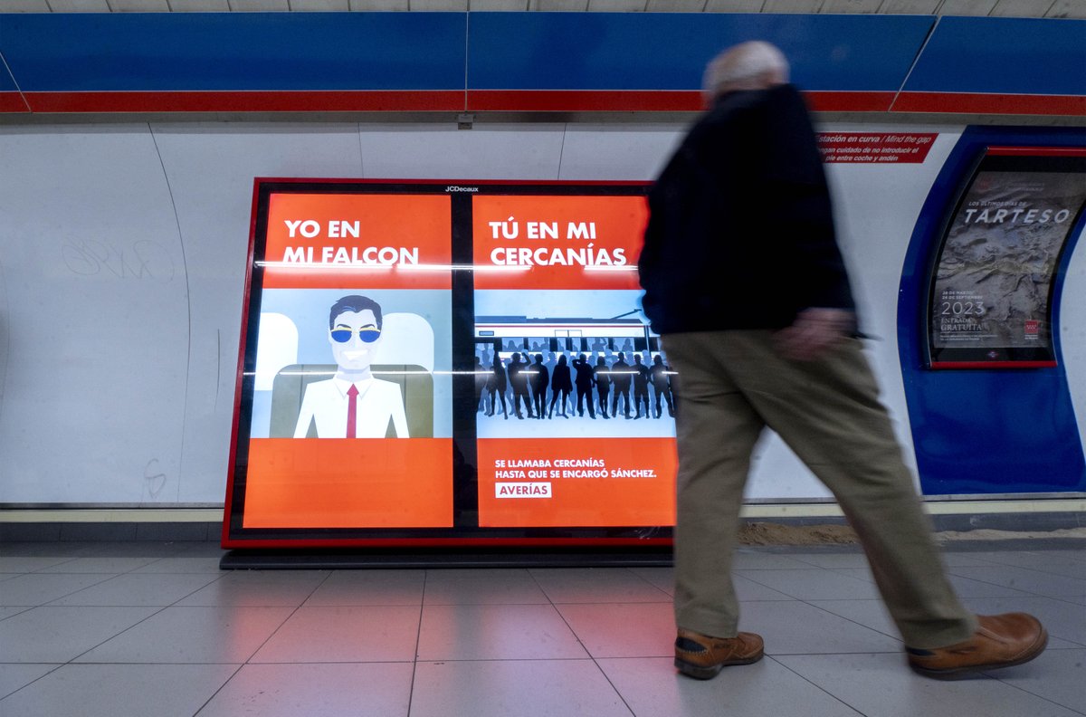 europapress's tweet photo. "Yo en mi Falcon, tú en mi Cercanías". Estos son los carteles que han aparecido en el Metro de Madrid criticando que el presidente use la aeronave. El PSOE lo ha recurrido ante la Junta Electoral y se desconoce quién está detrás https://t.co/c9flRbgnFn https://t.co/tLeIK6vkKH