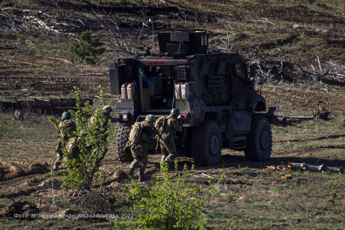 [ 🇺🇦 UKRAINE | 🇷🇺 RUSSIE ]

🔸 Images d'entraînement au combat de l'une des nouvelles unités de l'armée ukrainienne, équipée de véhicules blindés American International MaxxPro.

Selon le Wall Street Journal, Kiev prépare jusqu'à 20 brigades de contre-offensive.