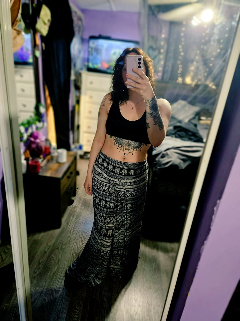 randiilynn11's tweet image. Comfort wins 🫠

#comfyclothes #gamergirls #gamer #twitchtv #twitch #twitchstreamer #beauty #gamergirl #GamersUnite #TwitchStreamers #BeYourself #BeYourOwnChampion #BeYourOwnBoss