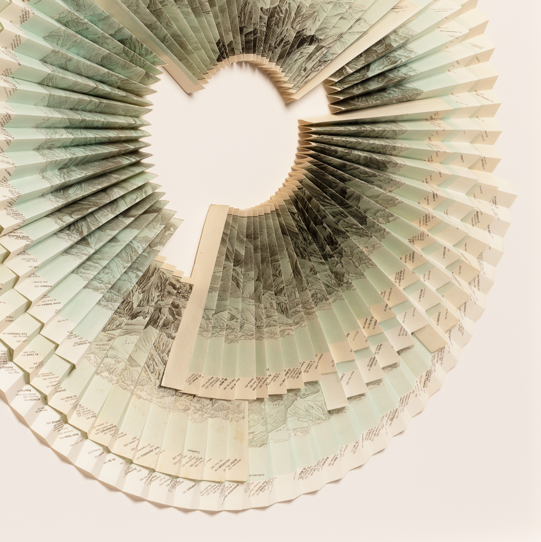 PanoramaMesdag's tweet image. De Fundstücke (‘Vondsten’) van Ulrike Heydenreich zijn gemaakt van historische #panorama's van de #bergen, zoals die tijdens de hoogtijdagen van het #alpinisme vanaf 1863 werden uitgegeven door de Zwitserse Alpen Club. Bekijk ze nu bij Museum Panorama Mesdag.