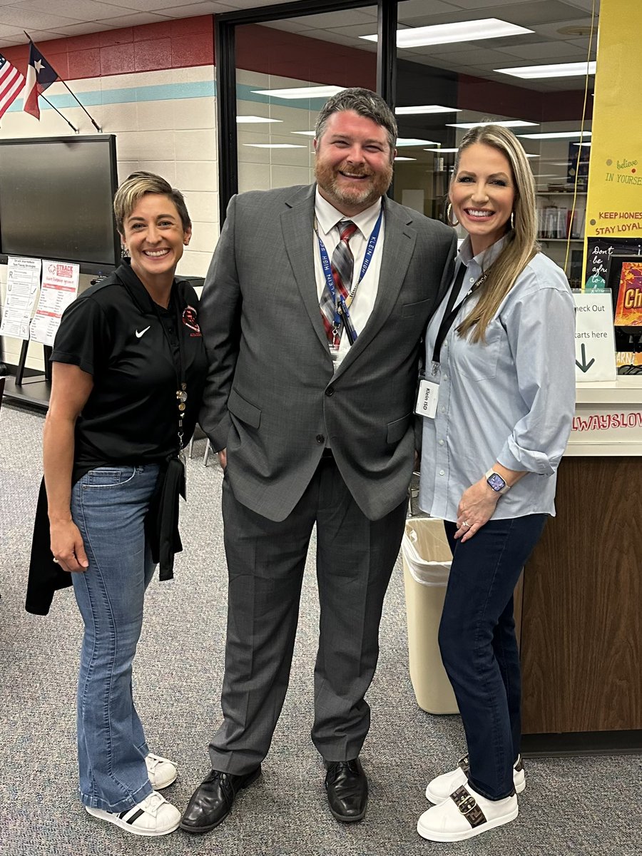 Congratulations to @StrackKISD’s new Principal Mr. Robert Gilbert! Also, best wishes to @LLkompelien as she transitions to HR as a Director. Both PHENOMENAL leaders that BUILD CHAMPIONS! @rgilbert21 @KleinISD