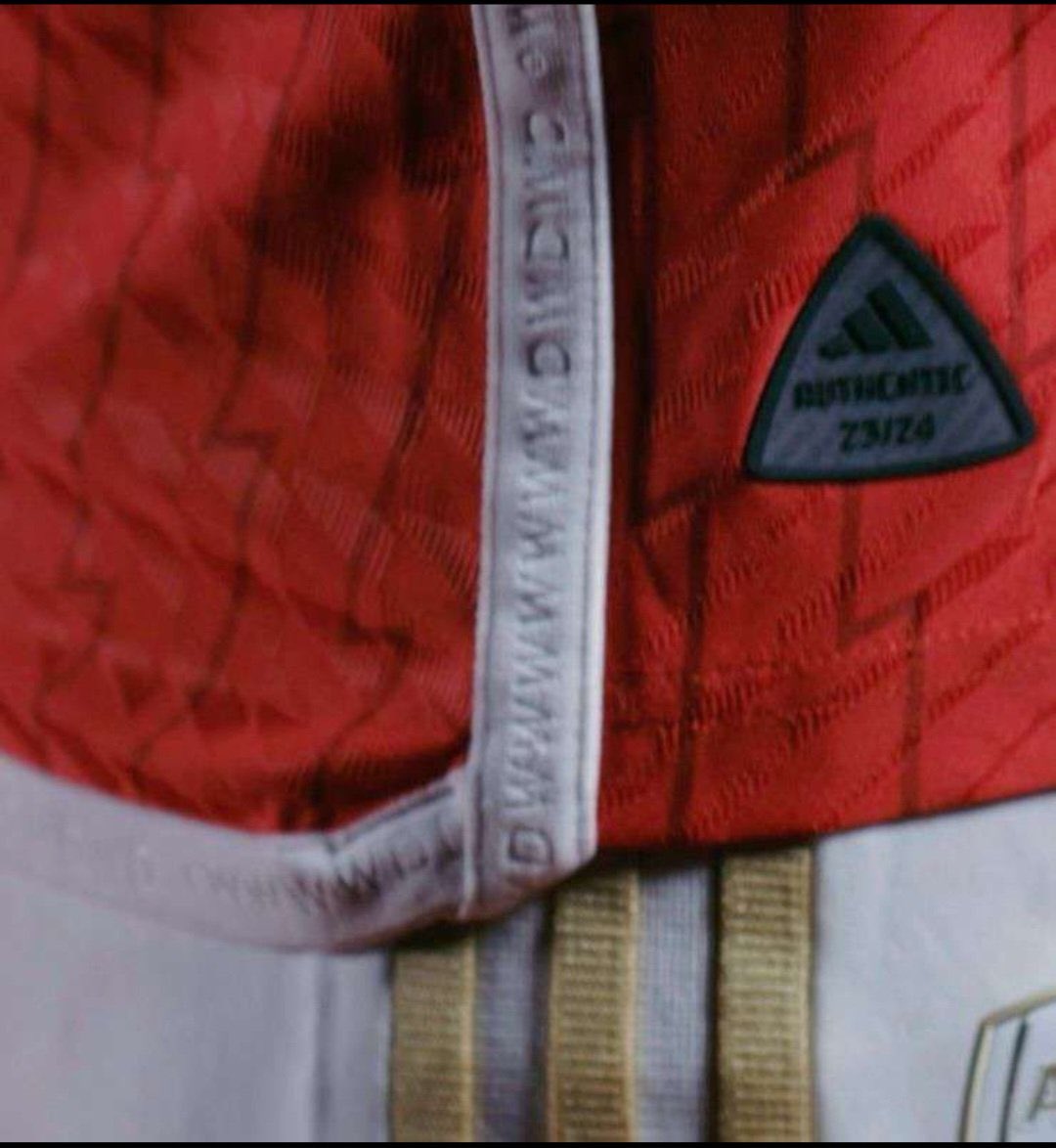 A detail in the home kit for the 2023/24 season, seemingly displaying the record from the iconic ‘Invincibles’ season from 2003/04. 👀 [@DarrenArsenal1] #afc
