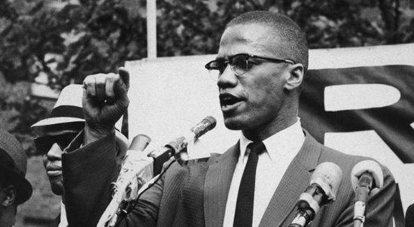 FotosDeFatos's tweet photo. #NumDiaComoHoje mas em 1925 nascia em Omaha, em Nebrasca, nos EUA, Al Hajj Malik Al-Habazz, o Malcolm X, líder revolucionário que defendia a igualdade dos negros. https://t.co/RKapOYNMPF