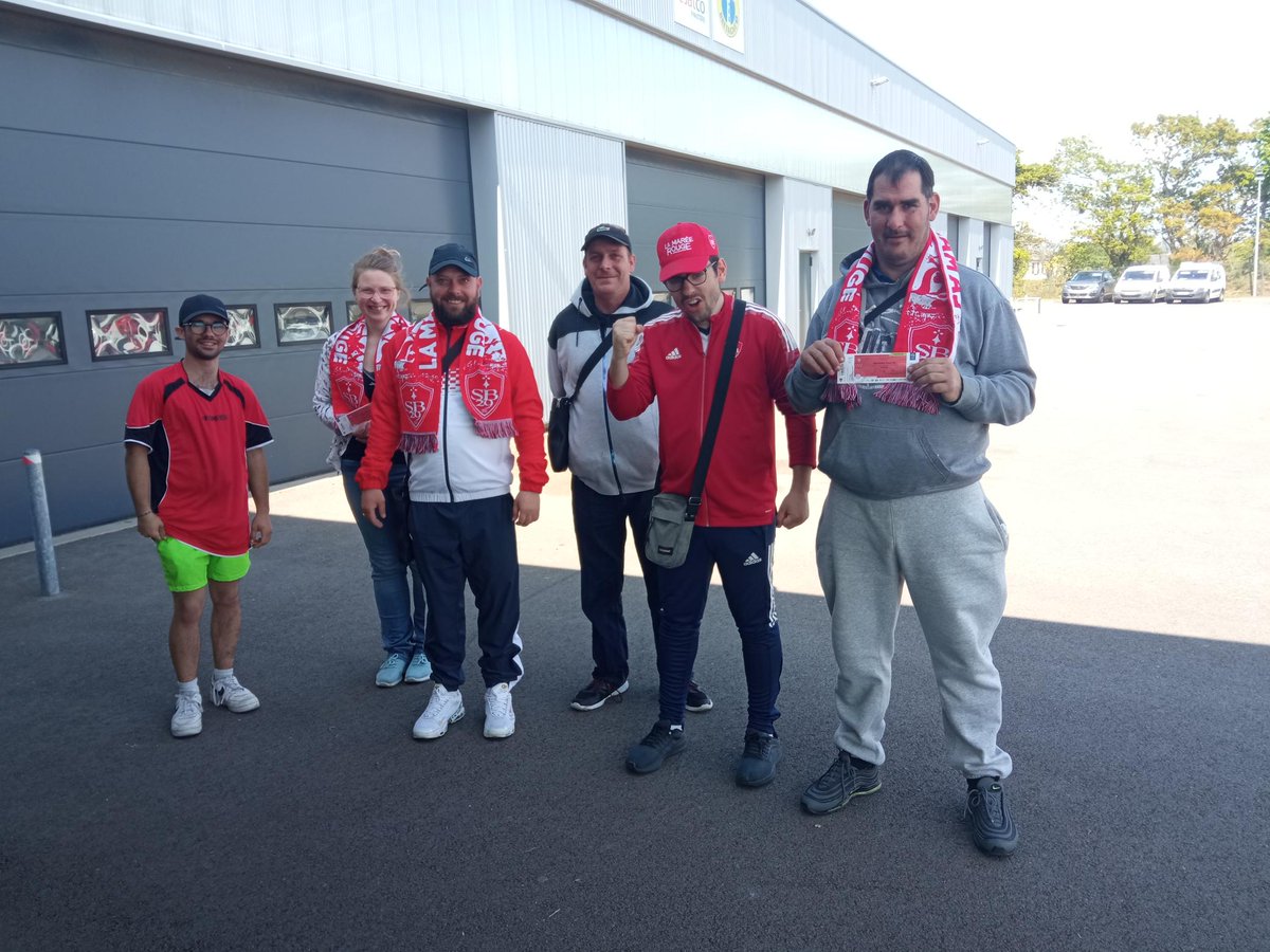esatco29's tweet photo. Engagé dans une #démarcheRSE forte, le @SB29  fait régulièrement appel aux prestations de @esatco29. satisfaite de la qualité du travail rendu, la direction du @SB29 a offert à notre équipe EV des places pour le match contre @ClermontFoot. Beau partenariat local et solidaire 🔴⚪ https://t.co/RuyF5aYjiG