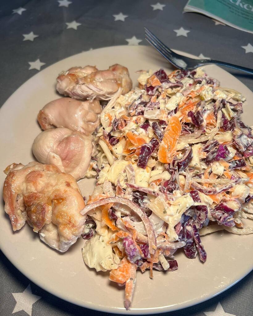 Nice big coleslaw salad with a couple of airfried chicken thighs for lunch.
#sw #swuk #slimmingworld #slimmingworlduk #slimmingworldlife #swfood #swfoodie #swfoodblog #weightlossjourney #WeightLoss #loseweight #LosingWeight #swinsta #swfoodideas #Slimmin… instagr.am/p/CsbQelBLX7b/