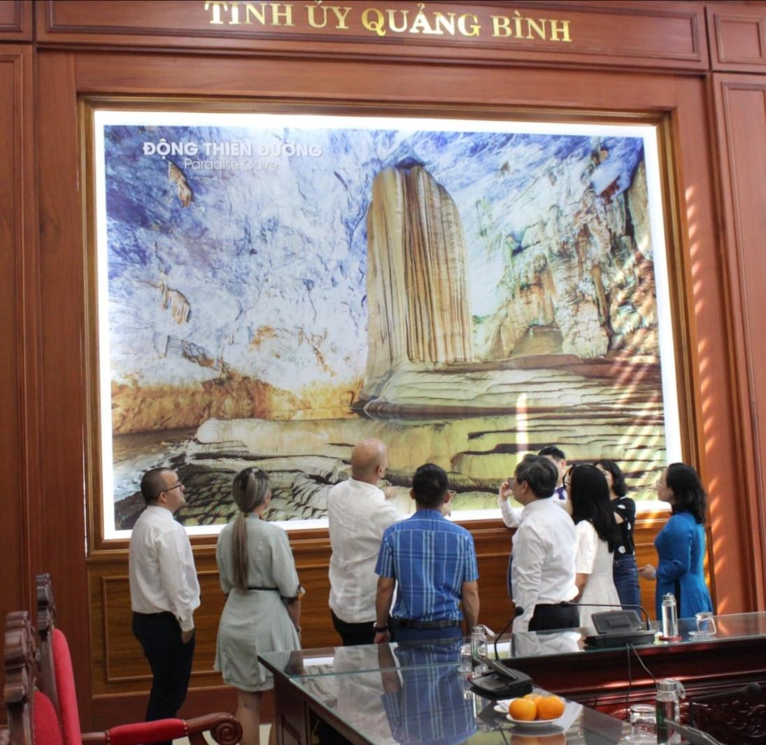 En Quang Binh fuimos recibidos por Vu Dai Thang, secretario del Partido Comunista en esa provincia vietnamita. #Cuba #CDRCuba #Vietnam #SomosDelBarrio