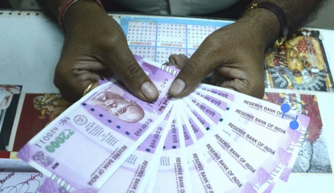 आरबीआई ने कहा है कि अब 2,000 रुपये के बैंक नोट छपेंगे नहीं। लेकिन अगर आपके पास हैं, तो घबराने की जरूरत नहीं हैं। ये लीगल टेंडर बने रहेंगे। आप इन नोटों को बैंक में जाकर बदलवा सकते हैं। RBI ने शुक्रवार को रिलीज में बताया कि दो हजार रुपये के नोट को सर्कुलेशन से वापस ले लिया गया है।