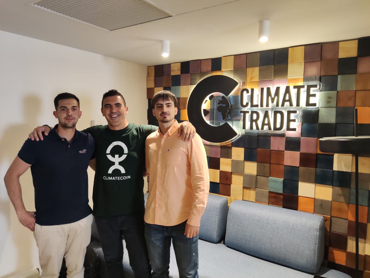 OFF_SHADE_'s tweet photo. ¡Qué día tan genial en @climatetrade! Nos reunimos con Pedro Ramon Lopez y David Cayuela, expertos en sostenibilidad. Su apoyo a emprendedores es admirable. Esperamos colaborar juntos para un mundo más verde y limpio. #Climatetrade #Sostenibilidad #smartcities #EnergíaRenovable https://t.co/JjqBB6At95
