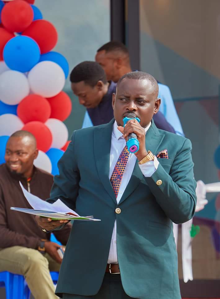 anitarita's tweet photo. Hullooooooo, have u tried to work with the best Mcee @Kachaina1 in Uganda? @LindaAbooki,@GilbertAkampa @OfficialHadad @Esau_Matsiko @onesmus_pro @fattieFattie8 have tasted him, he is far better than @tausicoaches1
#GigsforKachaina
#BestMcee
#BestBrandambassador https://t.co/7wtX2iqj4V