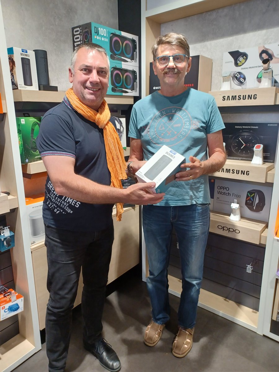 🎶🎉J’ai eu le plaisir de remettre aujourd’hui à la boutique de Vesoul l'enceinte  gagnée lors du jeu concours <a href="/OrangeBFC/">Orange Bourgogne Franche-Comté</a>  à la Foire Comtoise sur le stand de @bleubesancon. 
Félicitations au gagnant Henri B  👏
#Orange #FoireComtoise #FranceBleuBesancon #Jeuconcours