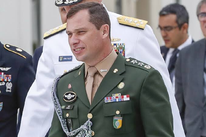 joicehasselmann's tweet photo. 🚨ABSURDO!
Exército decidiu manter TUDO para o ex-ajudante de ordens Cidinho que está PRESO: ele segue recebendo salário de R$26,2mil E ainda uma casa!!
Tudo custeado por VOCÊ contribuinte.

Mauro Cid recebeu mais de R$1,4milhão em 4anos com Bolsonaro — foram cerca de SEIS reajustes salariais.

 #exercito  #vergonha #bolsonarismo