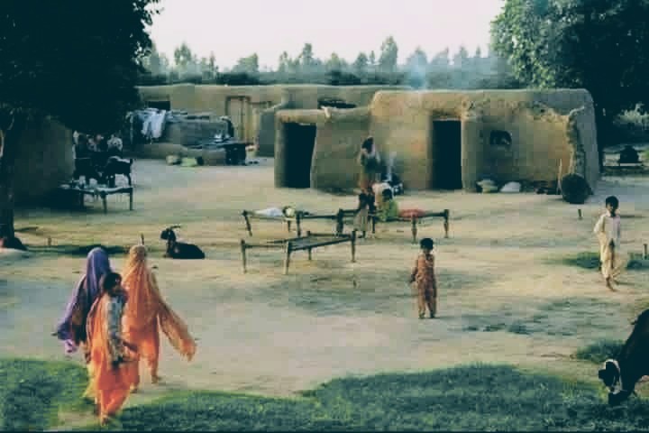 Chau_Dhrry's tweet photo. مٹی کی کچی دیواریں ہی ٹھیک ہوا کرتی تھی ، جب سے یہ سیمنٹ آیا ہے گھر ٹوٹنے لگ گئے🥀💔
#Meezi🌚🖤 https://t.co/Ch5hzTtxQs