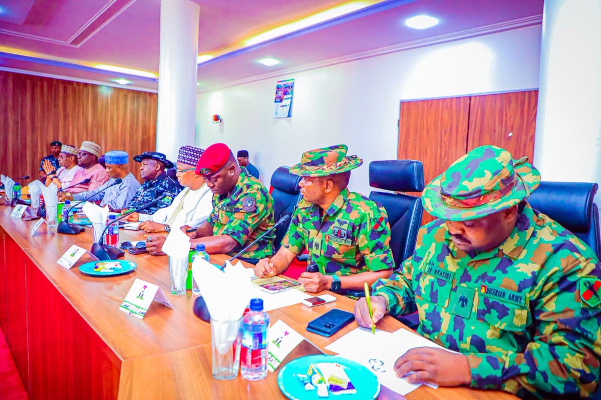 Nasarawa State Governor, His Excellency Engr. Abdullahi A. Sule holds an Emergency Security Meeting at the Exco Chamber, Government House Lafia of Nasarawa State.
#securitywise
#protectinglives
#safequardingnasarawa