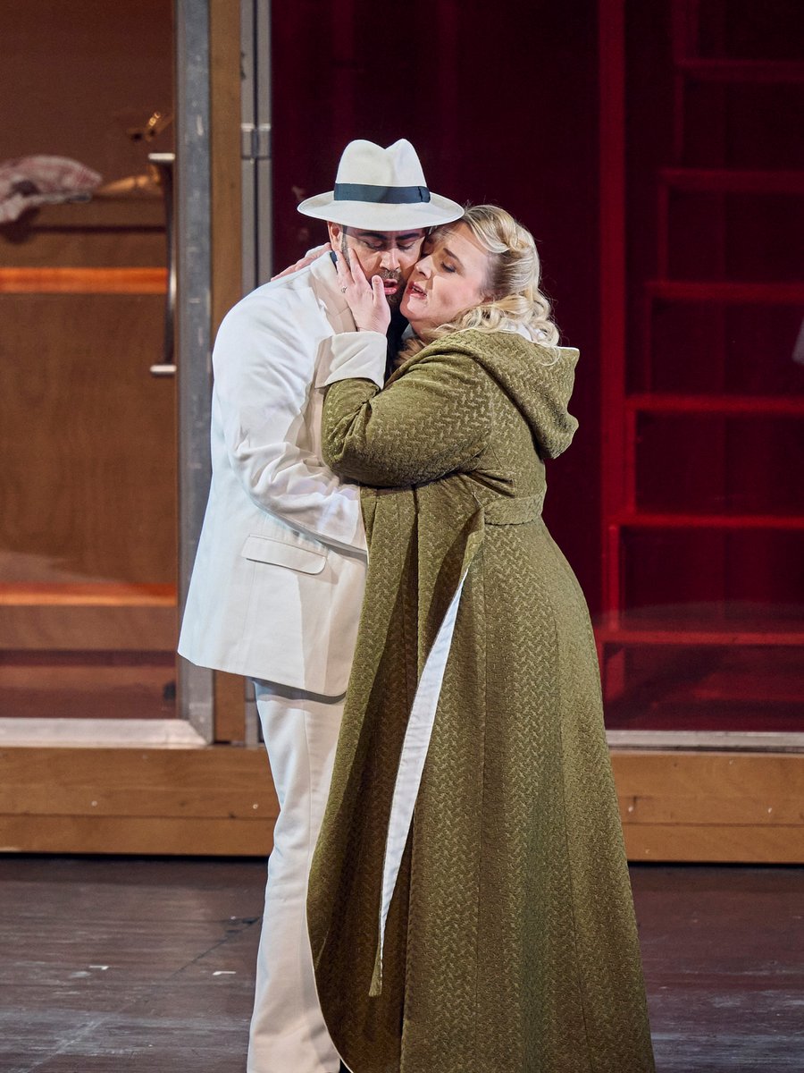 oper_stuttgart's tweet photo. Verliebt in Don Giovanni! Donna Elvira aka @Sarah_J_Brandon will ihren Geliebten zurückgewinnen – doch er ist längst weitergezogen zur nächsten (@dianahaller) ... und nächsten ... Heute Abend ist #Mozarts berühmte Oper #StgtGiovanni wieder auf der Bühne zu erleben! https://t.co/6STFwh9hL0