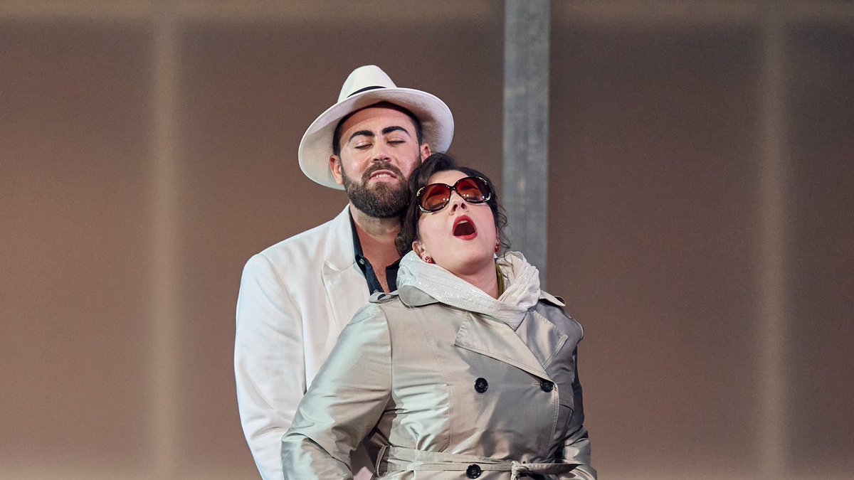 oper_stuttgart's tweet photo. Verliebt in Don Giovanni! Donna Elvira aka @Sarah_J_Brandon will ihren Geliebten zurückgewinnen – doch er ist längst weitergezogen zur nächsten (@dianahaller) ... und nächsten ... Heute Abend ist #Mozarts berühmte Oper #StgtGiovanni wieder auf der Bühne zu erleben! https://t.co/6STFwh9hL0