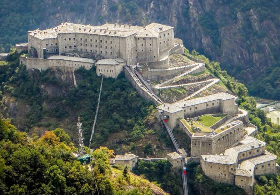 funimag's tweet photo. Today #Giro2023 passed in Val d'Aoste at Fort de Bard where there are 3 inclined lifts (since 2006)  🇮🇹 🚞 
#funicular #FortdeBard #FortediBard #BardAosta #Bard #Aosta #ValdAoste #Italia #Italy #Inclinator #InclinedLift #InclinedElevator @fortedibard @inclinators @InclinedLifts https://t.co/RHROFfUOPz