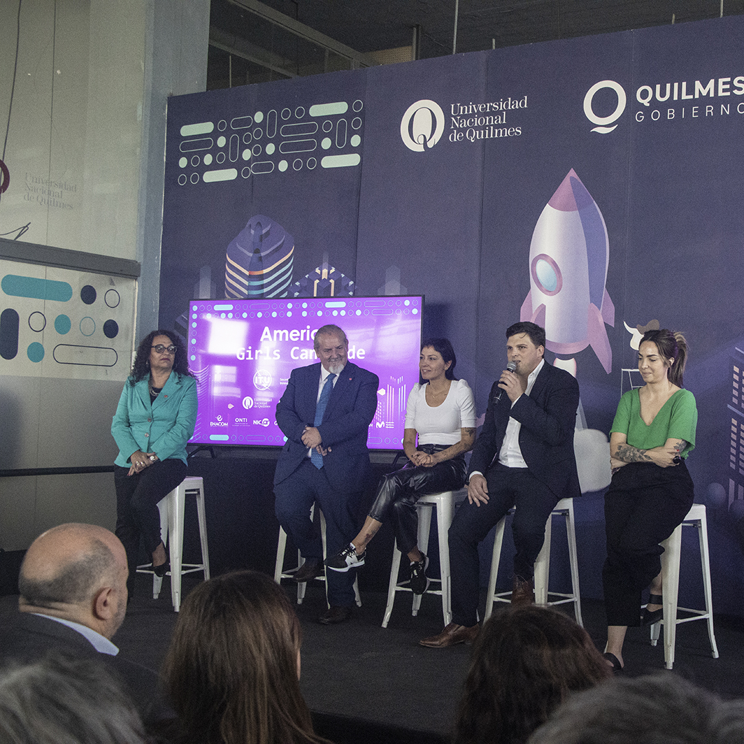UNQoficial's tweet photo. 🗣La UNQ fue anfitriona del evento #AmericasGirlscancode

👉Se realizó en la Bernalesa con la presencia de autoridades de la UNQ y de organismos nacionales e internacionales.

💬El evento está organizado por la @ITU, en colaboración con @InnovacionAR.

🔗https://t.co/hJaKhSAhHL https://t.co/CdFupUVY7e
