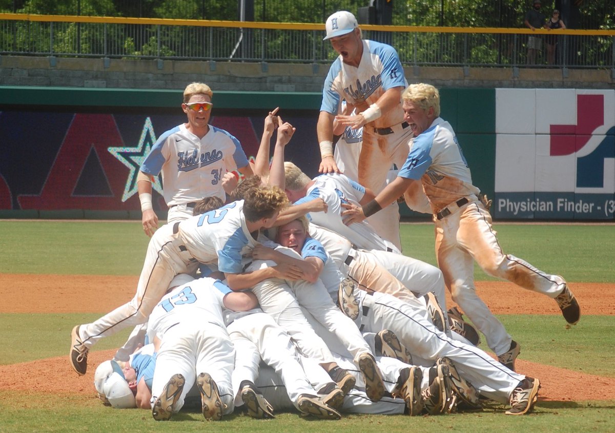 HelenaHuskiesBB's tweet photo. 6 years ago today! 
2017 State Champions!
38-6 record
Finished nationally ranked #1 in two national polls!
WINNERS on and off the field! https://t.co/HVTtwljVGz