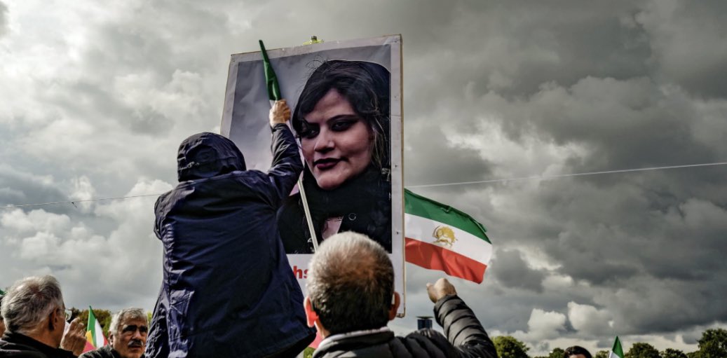 وزارت خارجه #سوئیس اعدام‌ صبح امروز سه مرد در #ایران را، در رابطه با اعتراضاتِ متعاقبِ مرگ مهسا امینی در سپتامبر ۲۰۲۲ ، شدیداً محکوم می‌نماید. 
🇨🇭 مؤکداً از ایران می‌خواهد تا این اعدام‌ها را متوقف کرده و در راستای کاهش استفاده از حکم #اعدام قدم بردارد.