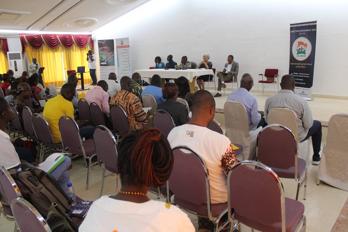 ANADER_CI's tweet photo. L'atelier de lancement du projet "Durabilité et valeur ajoutée dans les chaines d'approvisionnement agricole" #ProAgriChains a réuni à Adzopé les acteurs des filières #cacao et #hévéa du 16 au 17 mai 2023 en présence du préfet d'Adzopé.

#GIZ 
#ANADER
#RegondelaMé
#Developpement https://t.co/XTl6Ashrba