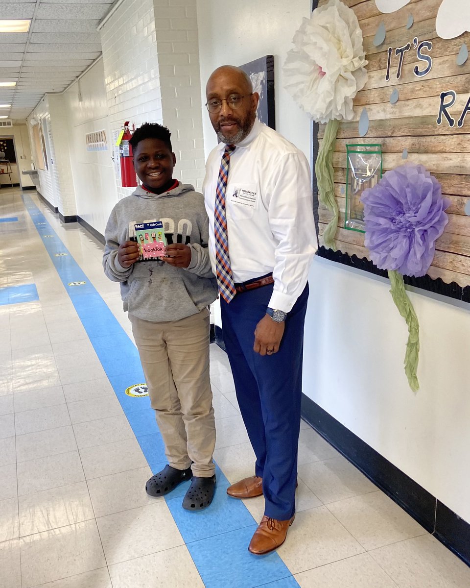 AlLeonard_EdD's tweet photo. 📚I’m going to miss my weekly visits with my Reading Buddies @Sunset_Park_CAS. Gave them each a bookstore gift card to keep them reading over the summer. Proud of these young men!😊 @nakia_barnes @RockHillSchools https://t.co/NAKKTTOlU8