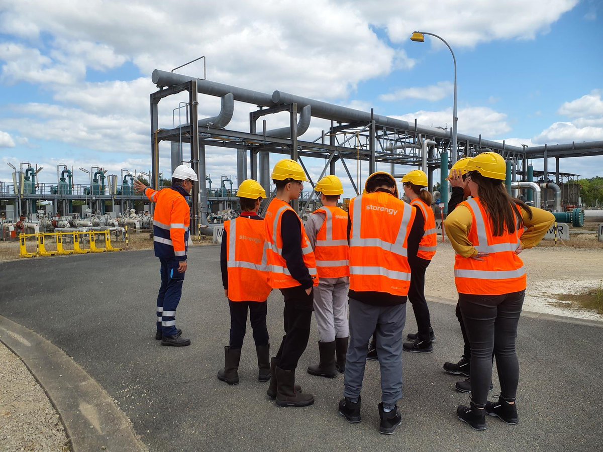 Une vingtaine d’élèves de 4e et de 3e du collège #Bégon à #Blois inscrits dans le parcours des #cadets de la sécurité civile. #SDIS41
Un volet sécurité industrielle sur un site SEVESO dans leur cursus de formation.<a href="/Prefet41/">Préfet de Loir-et-Cher 🇫🇷</a>
