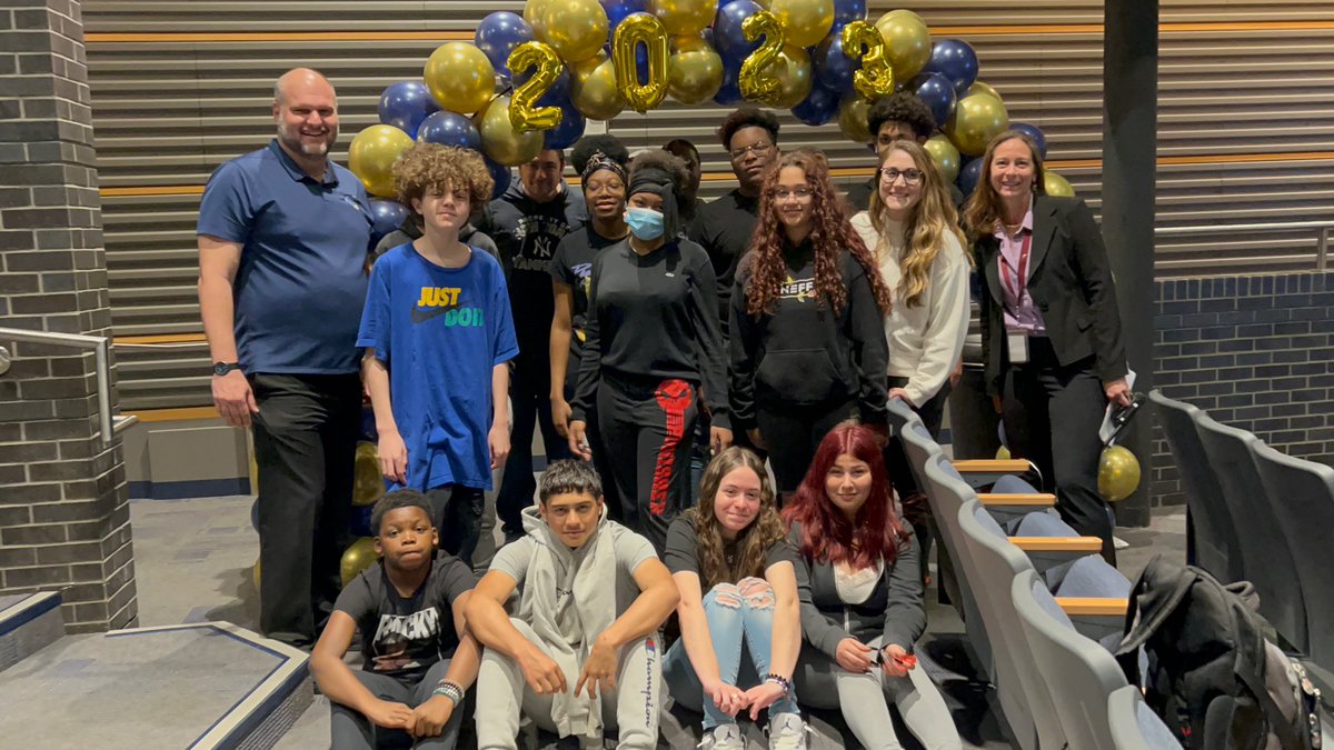 DylanGrayLMS's tweet image. Excited to start a new tradition today! Brining some of our LMS students to Senior Singing Day at Platt! Thank you @CounselingPlatt for the invite! @lms_counseling_ @HodumLMS @JFlynnLMS @MeridenK12