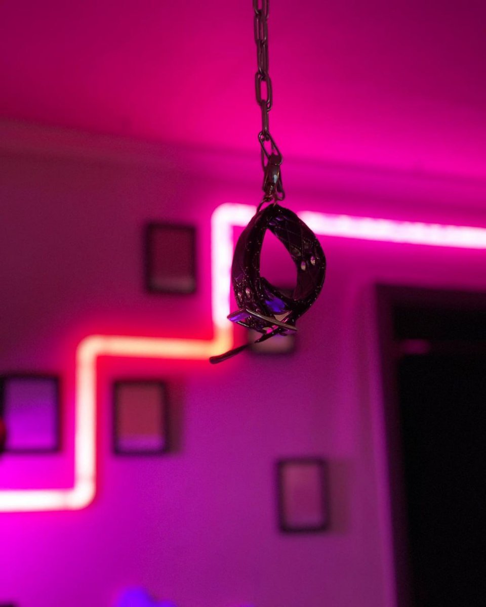 시점이 아래일까요? 
위 일까요? 

맞춰보세요! 

주말이니까 이제 나를 풀어헤칠시간~~!! 

#디엠 #환영 #초대남