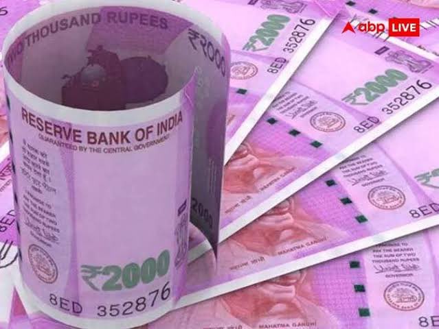 2000 के नोटों का circulation होगा बंद 
नऐ नोट नहीं छपेंगे 
लेकिन legal tender बना रहेगा 
30 सितंबर तक नोट का इस्तेमाल कर सकेंगे, बैंक में जा कर बदलवा सकेंगे <a href="/aajtak/">AajTak</a>