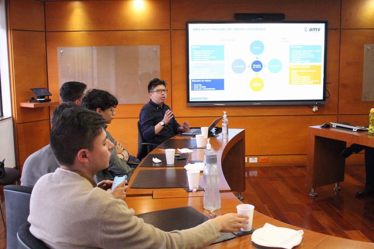AMVColombia's tweet photo. #EducaciónFinanciera | 💡 Esta semana adelantamos el #OpenWeekAMV, espacio en el que acompañamos a estudiantes interesados en el mercado de valores, mientras conocen de cerca su funcionamiento y la importancia de la autorregulación. 💼🌍🎓 https://t.co/AeaMHPVBZS