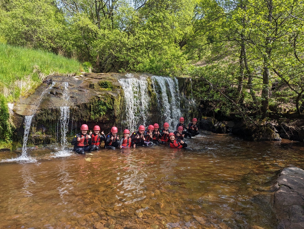 PODolygaer's tweet image. Updates on Libanus Primary School students enjoying their out-of-the-classroom experience by Gorge Walking with the Parkwood Outdoors Dolygaer team🤩.

#residential #groupactivity #outdooractivity #natureschool #learningoutdoors #gorgewalking #podolygaer #lovelifeoutdoors