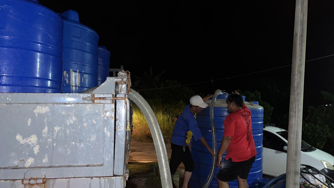 Gerak kerja bantuan keperluan air ke tangki statik dan dari rumah kerumah dan kawasan mengikut jaduan urutan ke kawasan yang terlibat gangguan air dikawasan daerah Wp.labuan 14.05.2023 (Ahad) 
 #jasakepadarakyat 
#mekanikaljkrlabuan
<a href="/SuhaizadS/">Mejar (B) Ir Suhaizad Sulaiman</a> <a href="/RENOGK12/">RENO GK</a> 
<a href="/kcombat76/">Nordin KCombat76</a> <a href="/JKR_CKM/">JKR CAW. KEJ. MEKANIKAL</a>