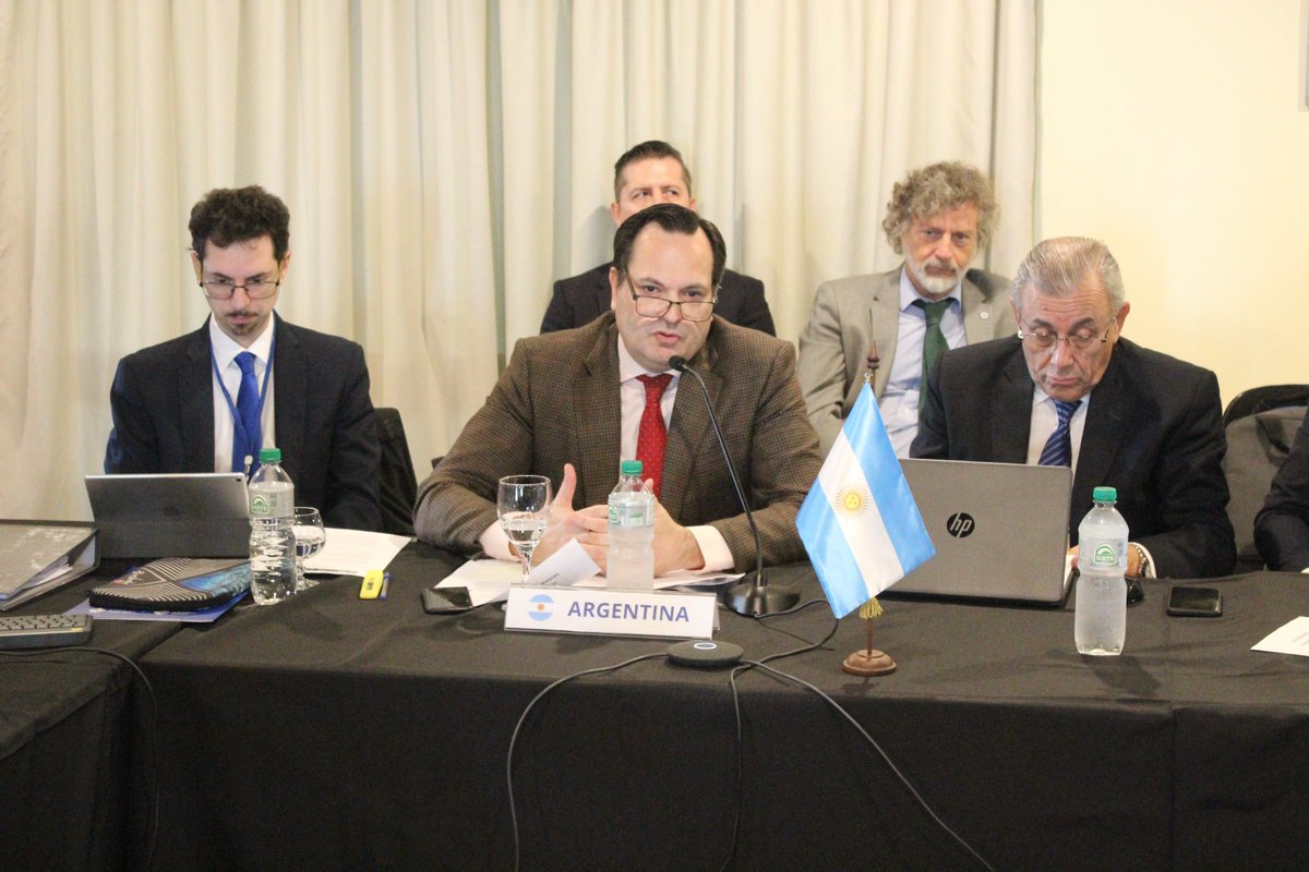 mtopuy's tweet photo. Uruguay es sede y preside la LVIII Reunión de la Comisión del Acuerdo de la Hidrovía Paraguay - Paraná (Puerto Cáceres - Puerto Nueva Palmira), integrada por delegaciones de cinco países 🇺🇾🇦🇷🇧🇷🇵🇾🇧🇴, buscando mejorar y desarrollar la navegabilidad, el comercio y las conexiones. https://t.co/Evi1ZkVPeq
