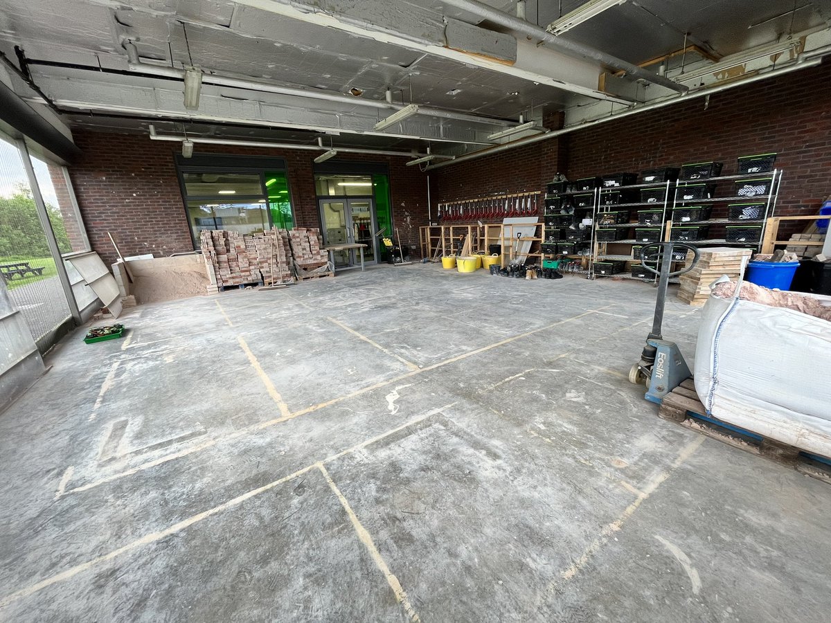 CreativeStannes's tweet photo. Ready to go for year 10 bricklaying @StAnnesAcademy #construction https://t.co/36yfQkQ9WL