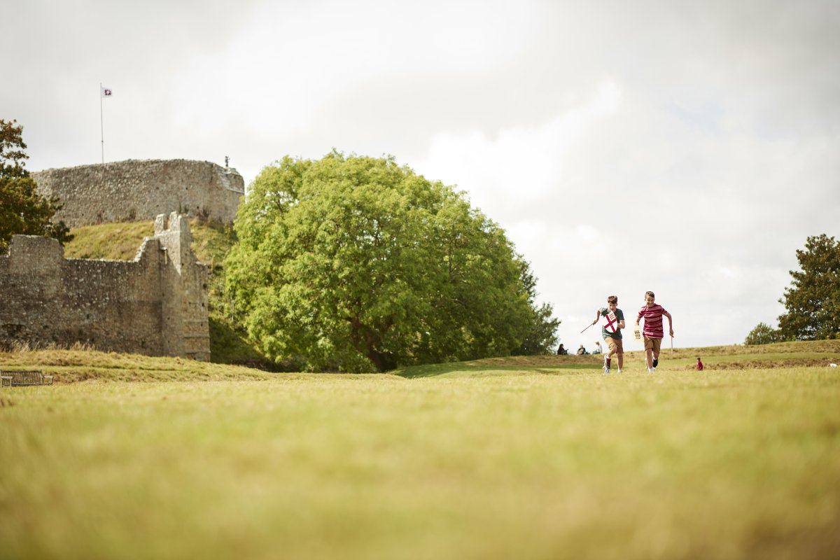 Get ready for a right royal knees-up at our Kids Rule! events this May half-term. Join us in the grounds of Carisbrooke Castle to celebrate the recent coronation with hands-on activities and fresh-air family fun. 🏰👑 Book online, save 10% > bit.ly/Carisbrooke_Ki…