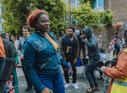 Family Flourish Day with @MafwaTheatre in partnership with @LEEDS_2023
An all-day family gala celebrating the vibrant communities living in #LincolnGreen with live music, free food and activities in the brand-new Roxby Community Garden 🎉
📅21 May, 1-7pm
bit.ly/3AJHDaf