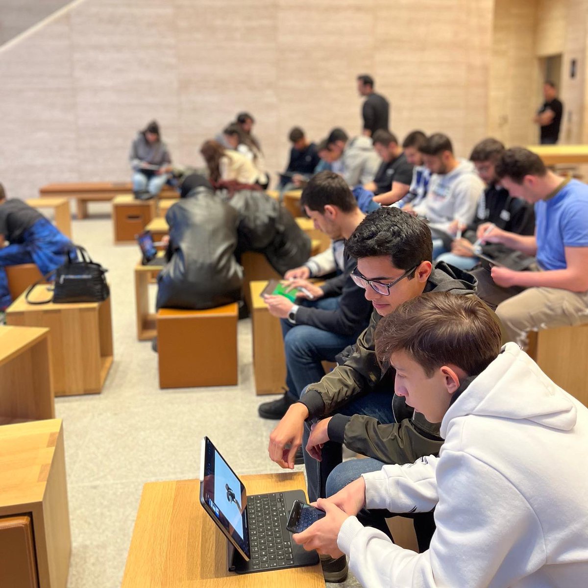 yuecommerce's tweet photo. •Apple - Ipad ile Tanışın  

Dün akşam Apple’ın Bağdat Caddesi’nde yer alan mağazasında gerçekleştirdiğimiz Keynote ve Apple Pen ile Ipad sunum tekniklerinin bilinmeyenlerini keşfettik.✨

Katılan herkese çok teşekkür ederiz🤍 https://t.co/YSZems7shj