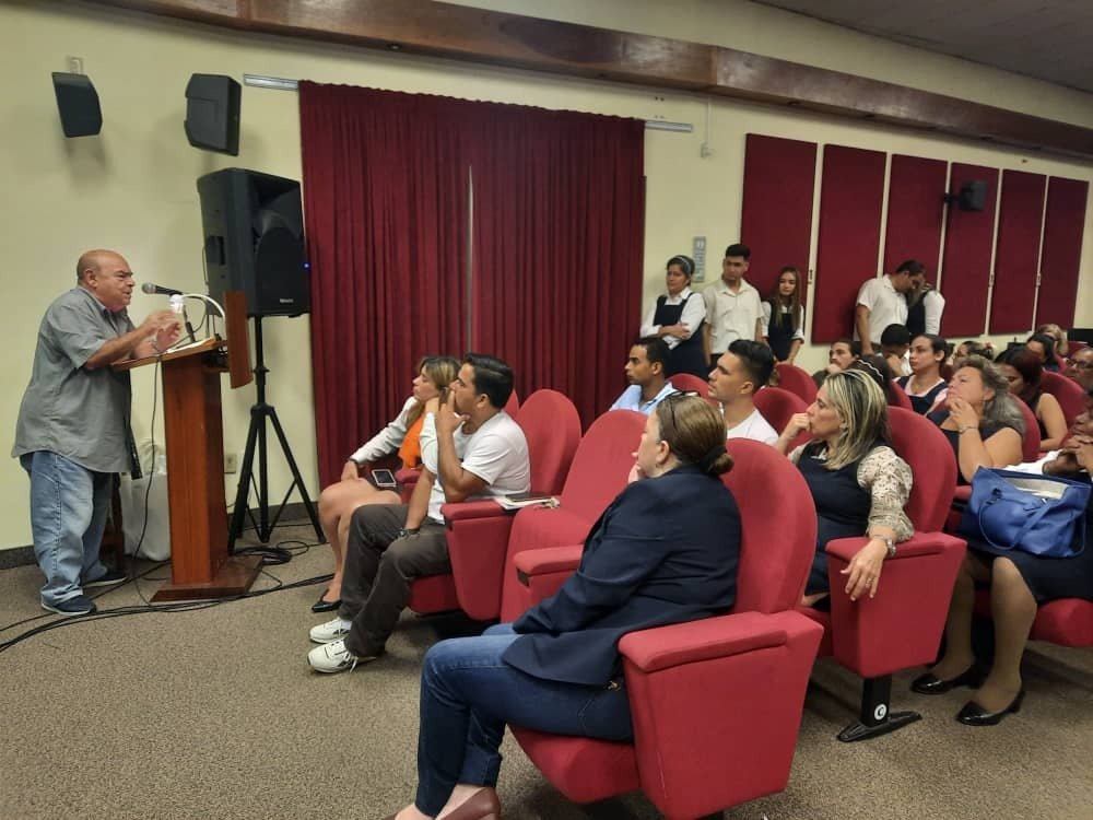 Rudypsico's tweet photo. RT @ETECSA_Cuba: Con las palabras del periodista Ciro Bianchi y la presencia de la Colmenita 🐝 de Romerillo, celebramos hoy a Martí.
#Cuba🇨🇺 #MartíVive https://t.co/6kfXWYInSQ