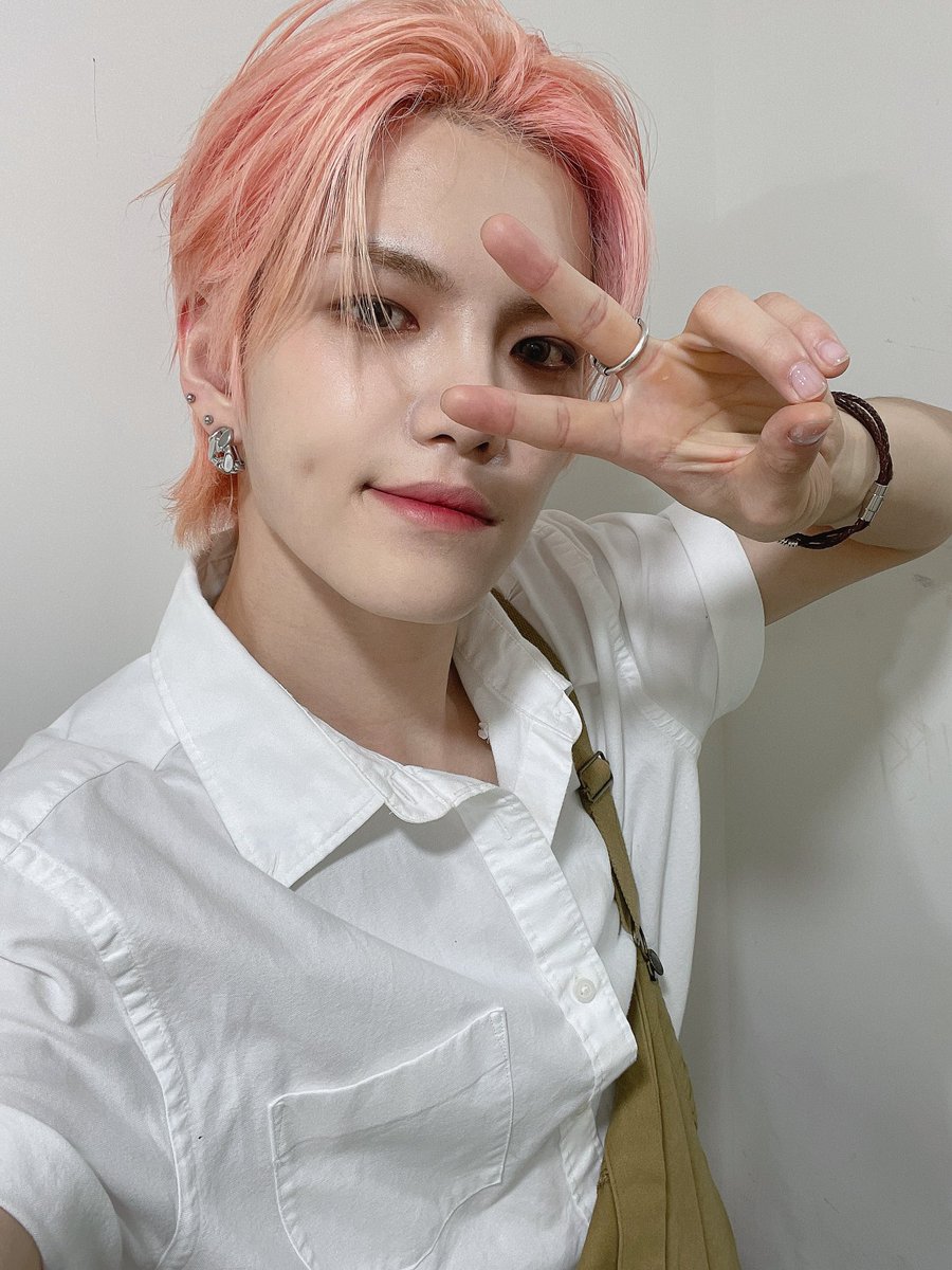 by_verivery's tweet photo. [#계현]

내일 나랑 행복한 주말 보내보자🥰
오늘도 응원해줘서 고마워
굿 나잇🌙

#GYEHYEON 
#VERIVERY https://t.co/f3l92ACxQk